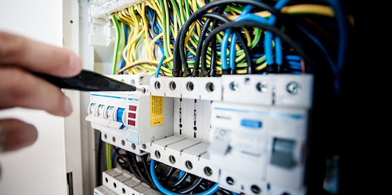 EXECUÇÃO DE INSTALAÇÕES ELÉTRICAS RESIDENCIAIS, PREDIAIS E INDUSTRIAIS